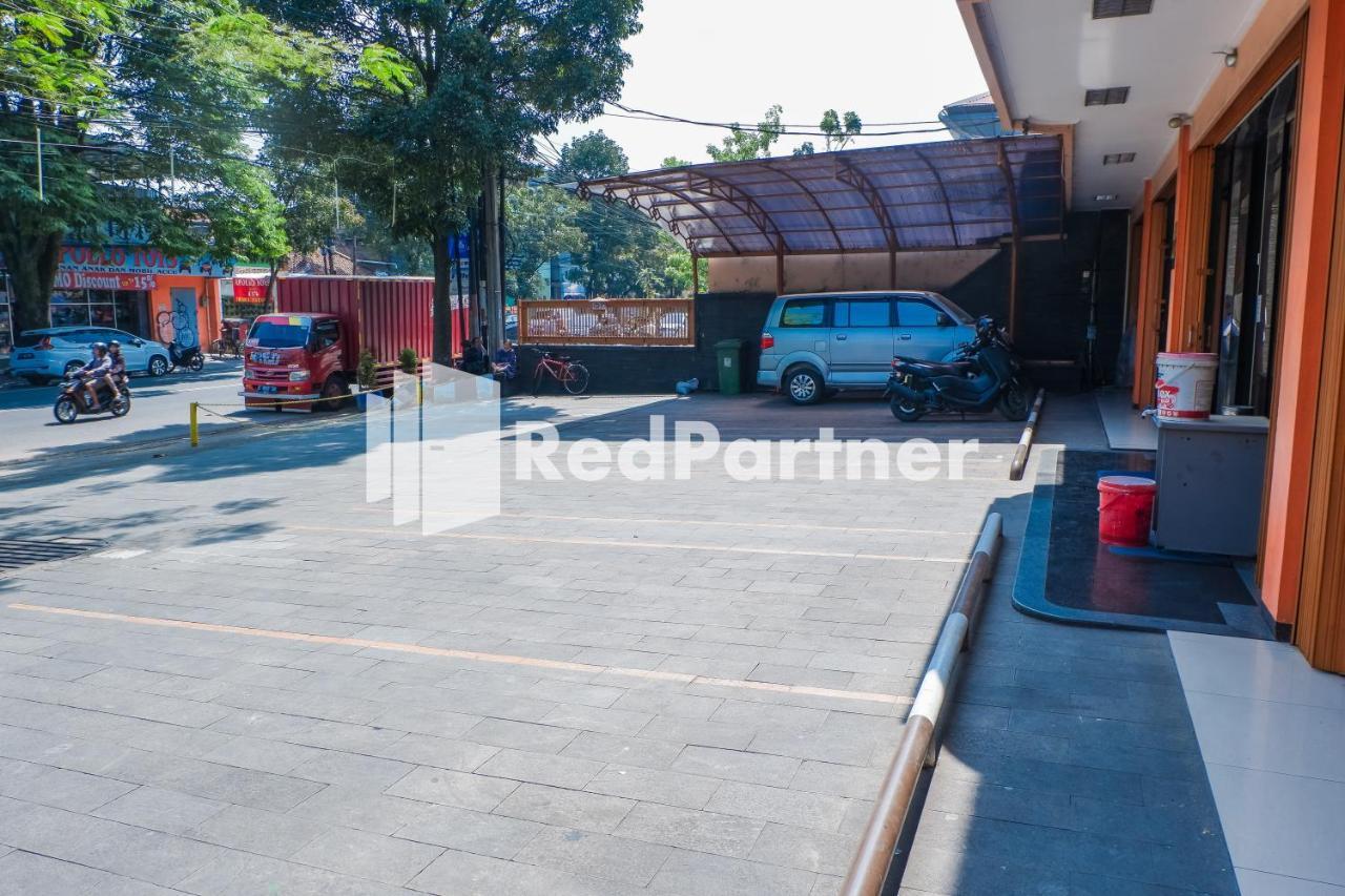 Grand Kembar Hotel Mitra Reddoorz 万隆 外观 照片